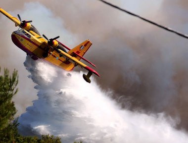 Οι ήρωες πιλότοι των Canadair CL-215 της ΠΑ που με κίνδυνο της ζωής τους πολεμούν τις φλόγες (φωτό, βίντεο)